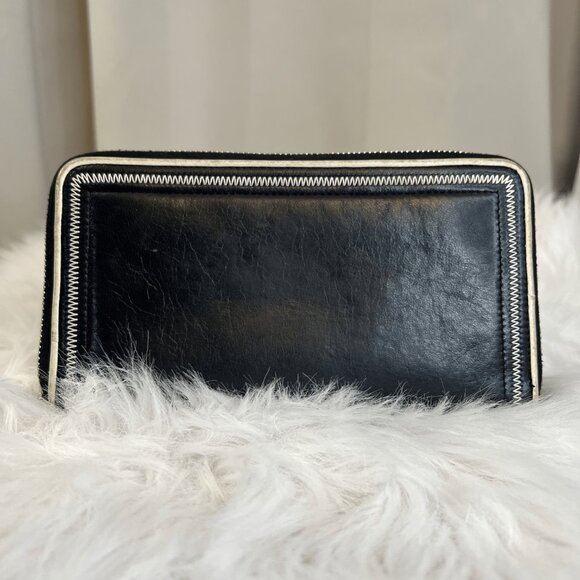 Share Chanel Black Zip Around Wallet With Silver Hardware And Numerous Slots - Picture 4 of 16